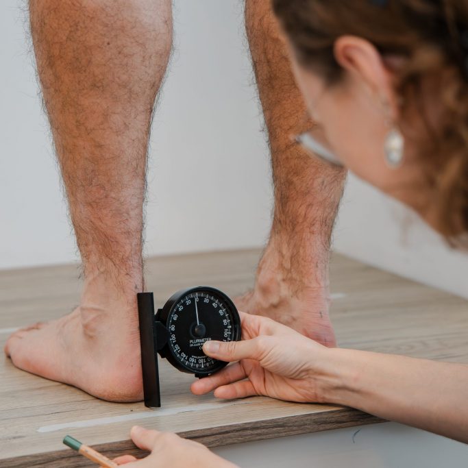 Podoloog meet de calcaneaire stand op met behulp van een plurimeter.