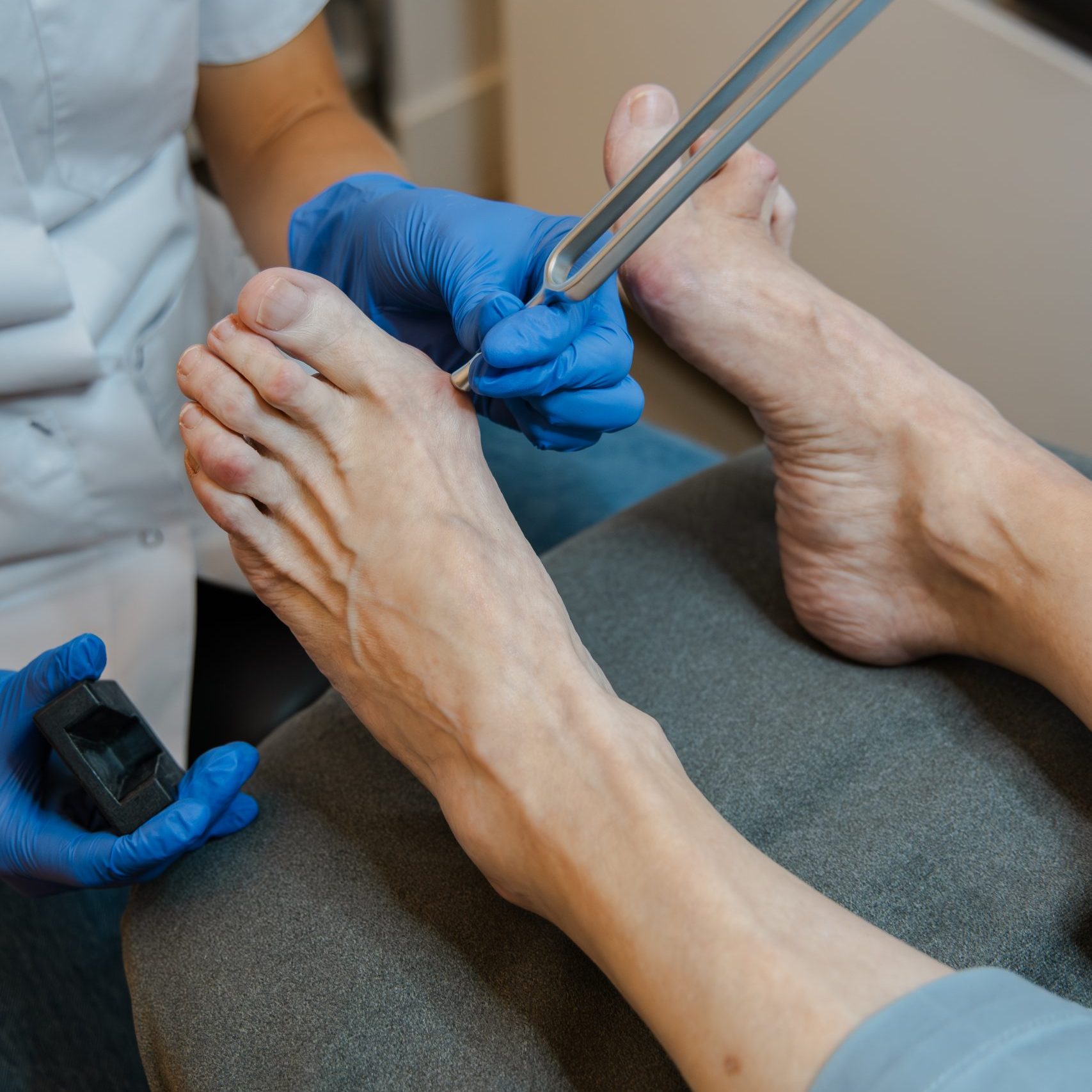 De podoloog test de stemvork op de voeten van een diabetespatiënt.